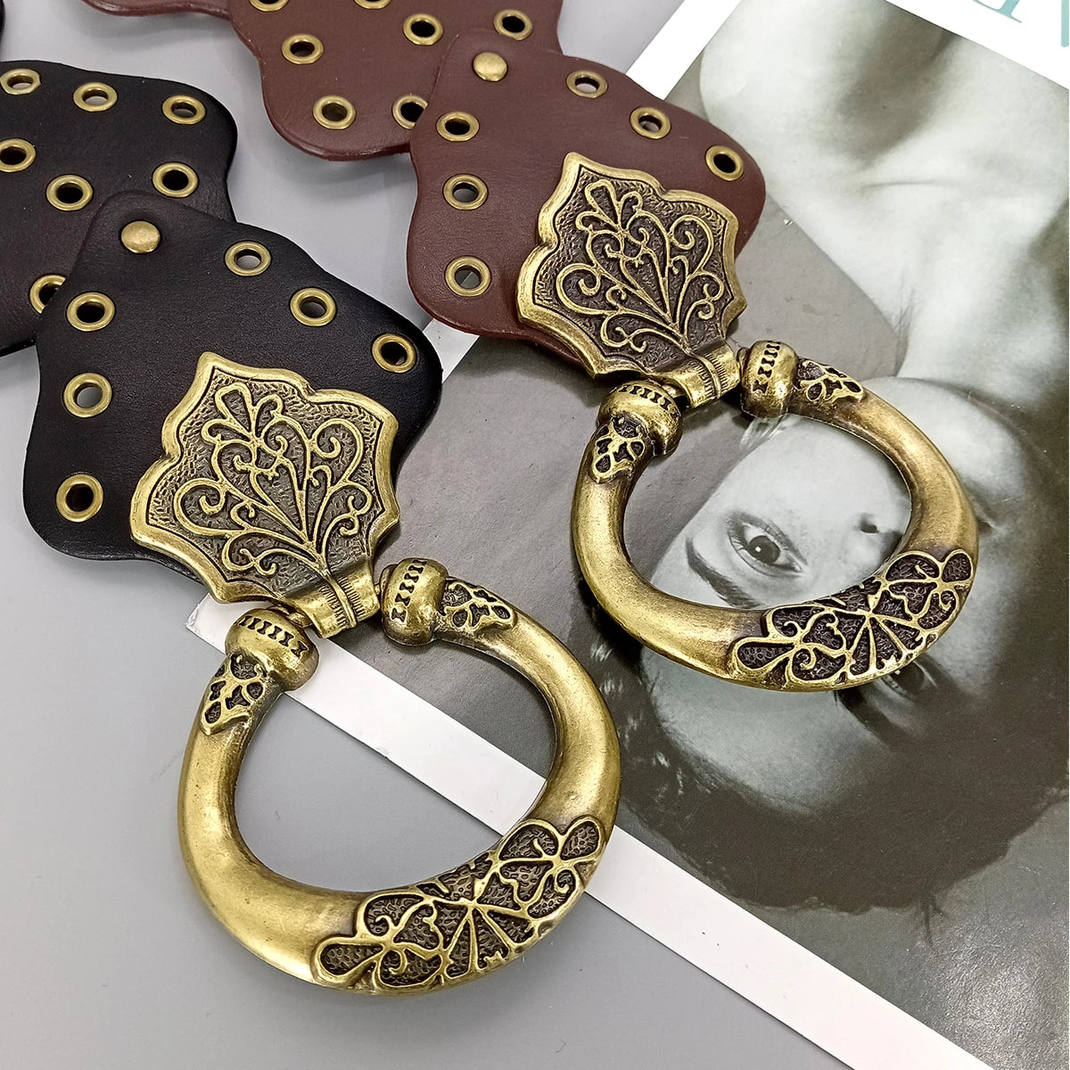 Rebites detalhados e ornamentos esculpidos no Cinto BOHO Medivan