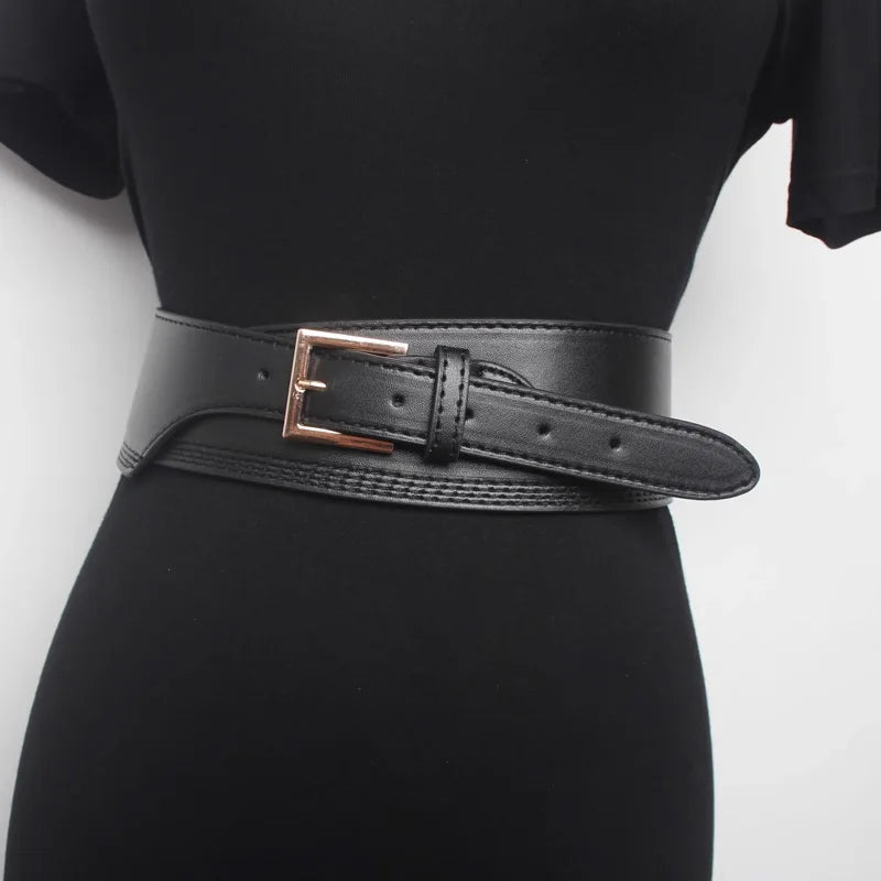 Cinto Eleg Max Corset bege realçando a silhueta feminina com elegância