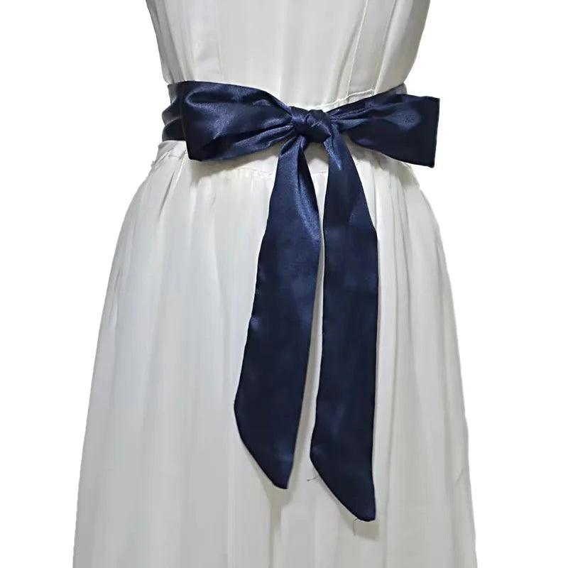 Faixa de cintura vermelha combinada com look para evento formal
