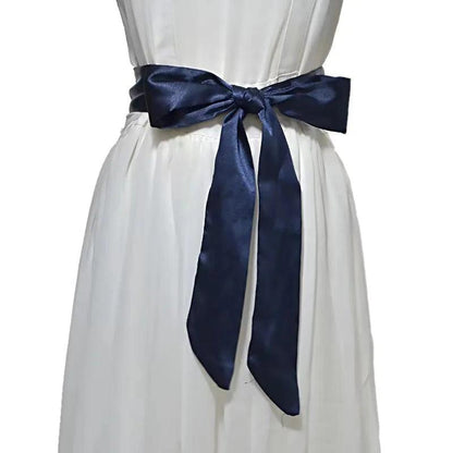 Faixa de cintura vermelha combinada com look para evento formal